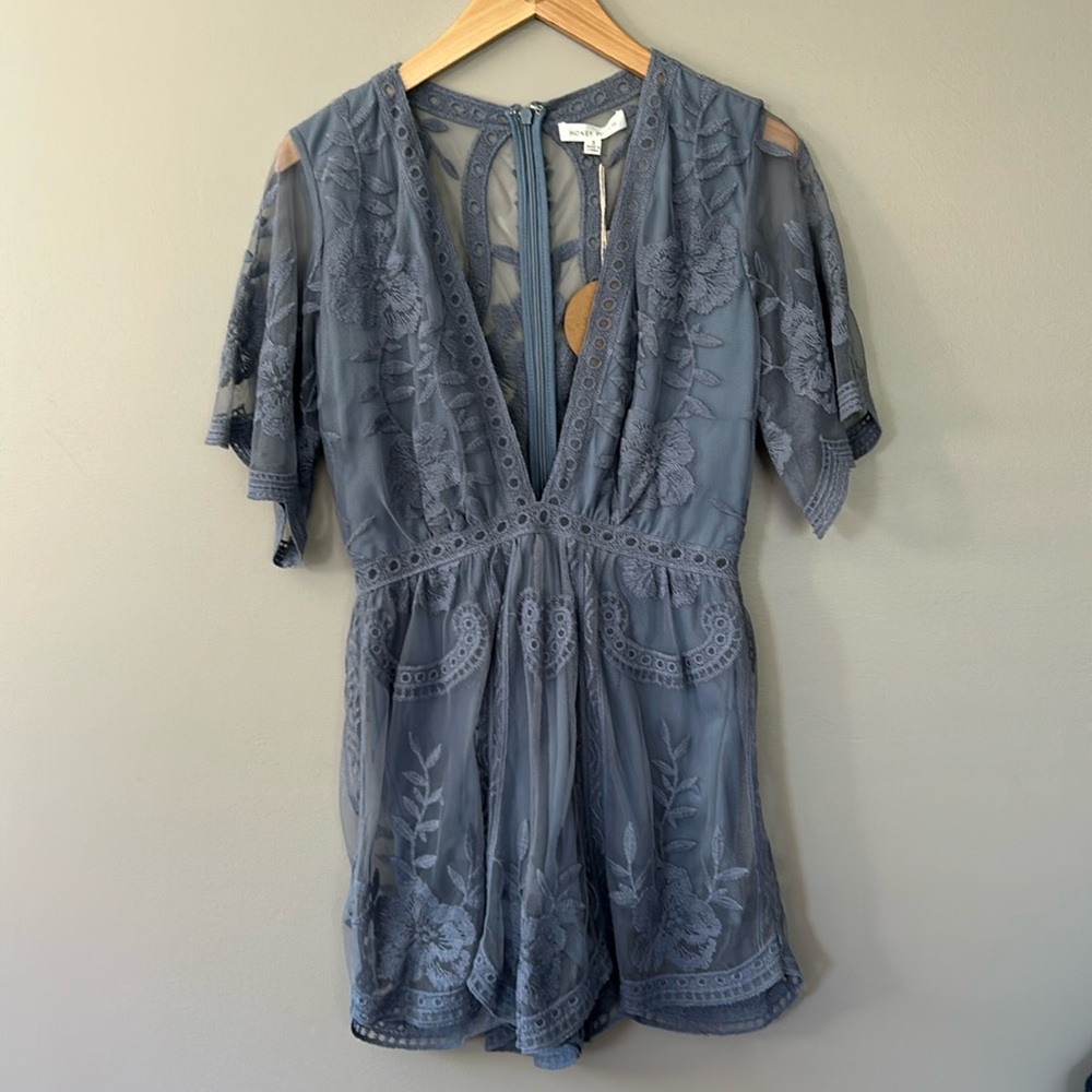 NWT Honey Punch Blue Floral Lace‎ Romper Sz Small